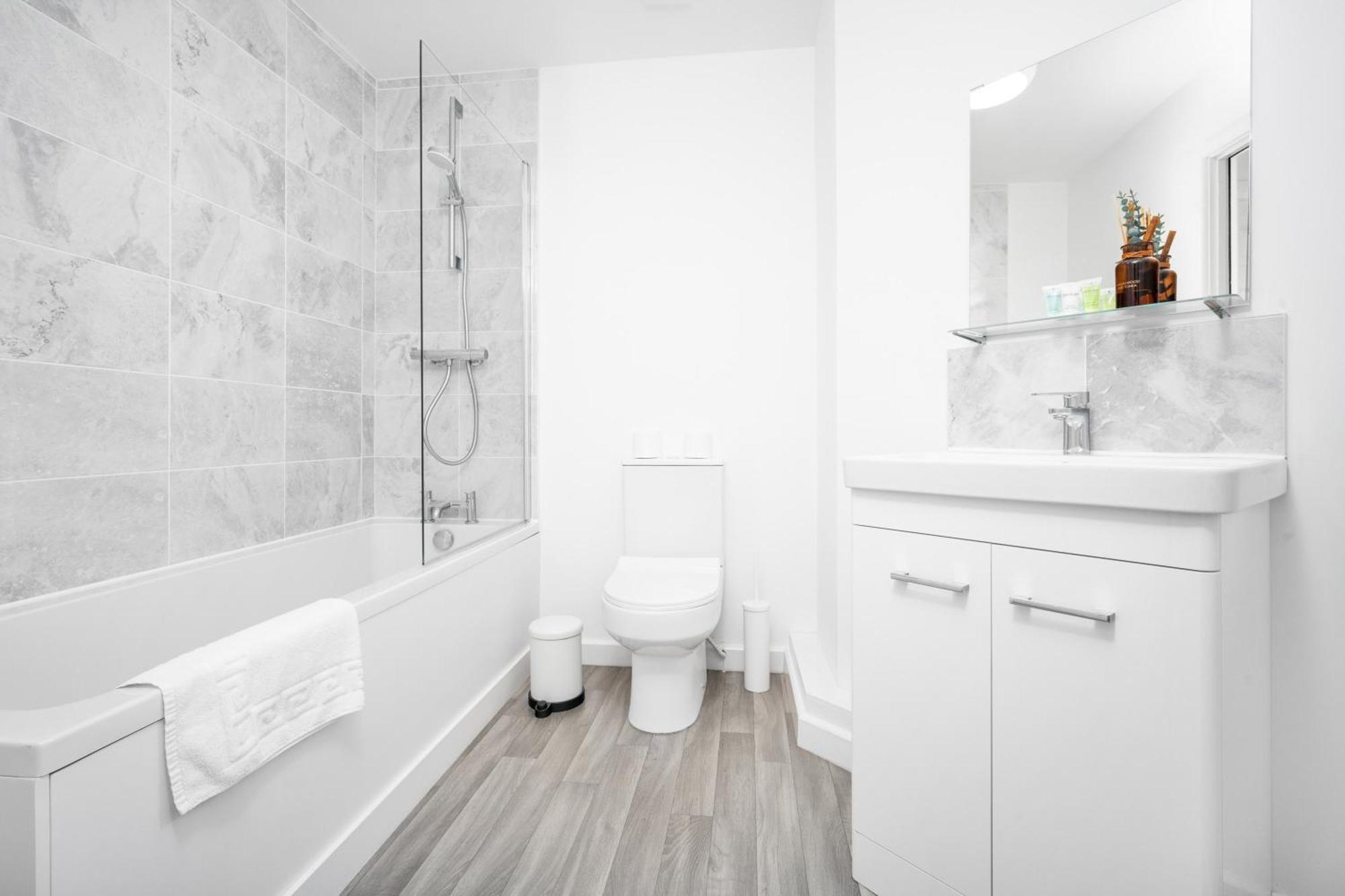 New 2 Bedroom Deluxe Apartment - Parking - Wifi & Netflix - Top Rated - 50C Cradley Heath Exteriör bild