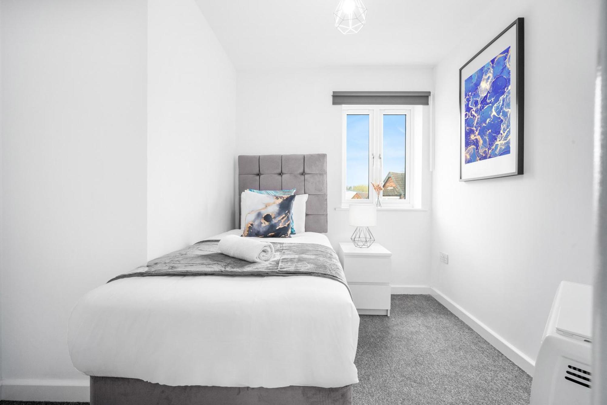 New 2 Bedroom Deluxe Apartment - Parking - Wifi & Netflix - Top Rated - 50C Cradley Heath Exteriör bild