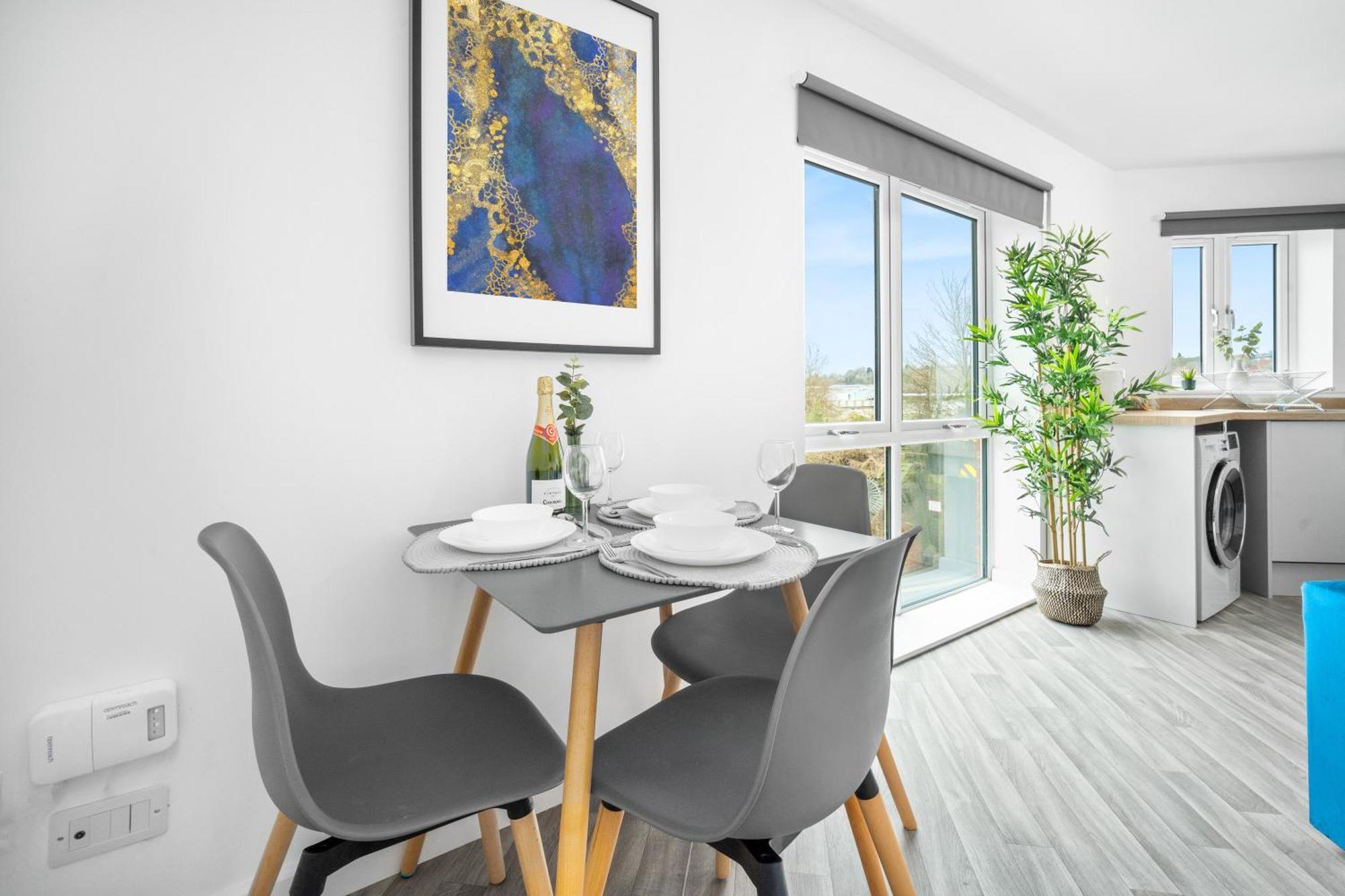 New 2 Bedroom Deluxe Apartment - Parking - Wifi & Netflix - Top Rated - 50C Cradley Heath Exteriör bild